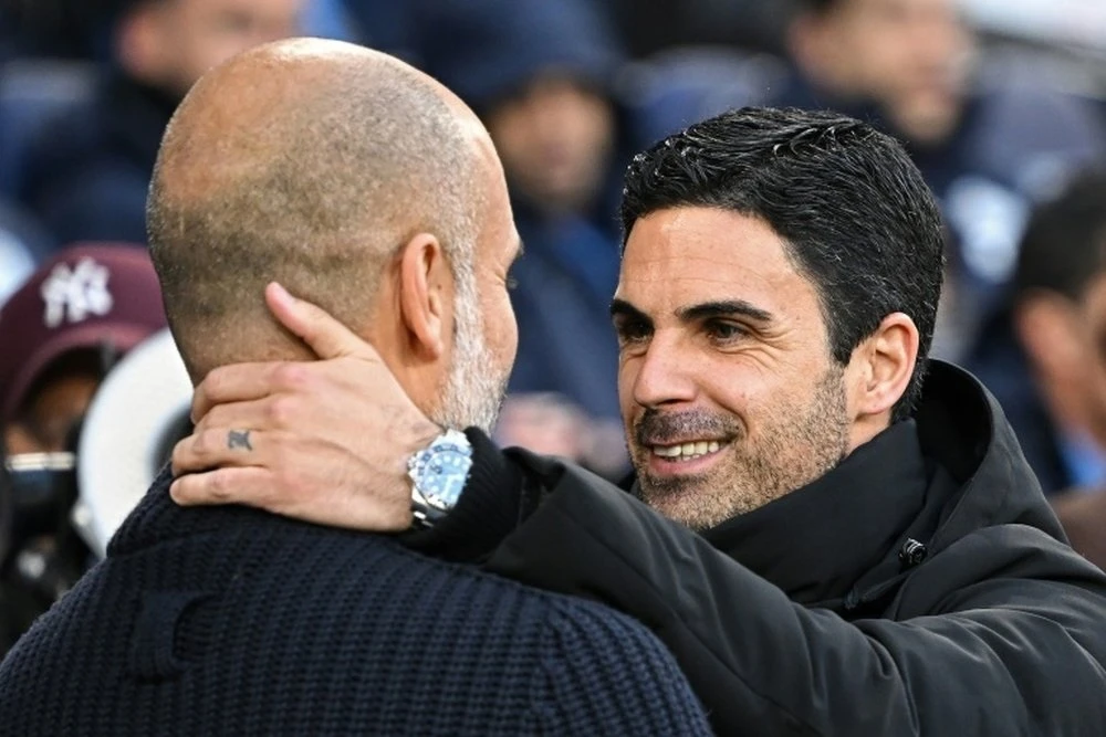 HLV Mikel Arteta và đàn anh Pep Guardiola sau trận đấu