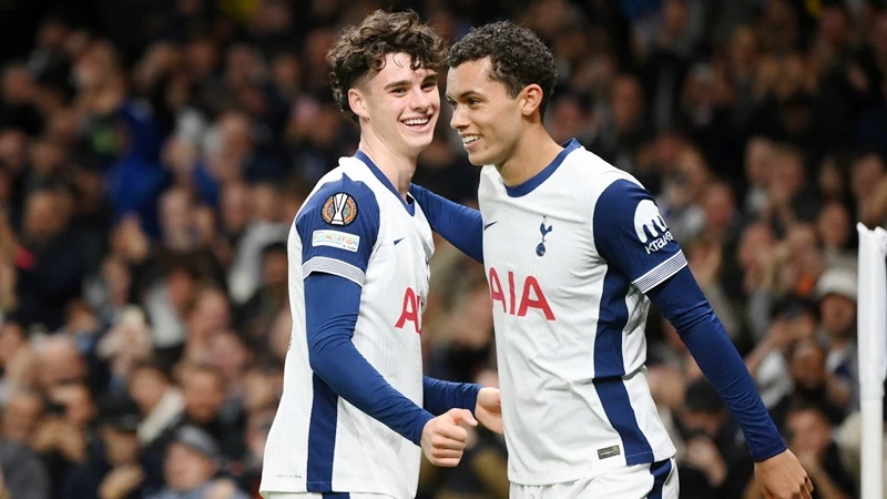 Brennan Johnson tiếp tục nổ súng giúp Tottenham đánh bại Qarabag với tỷ số 3-0.